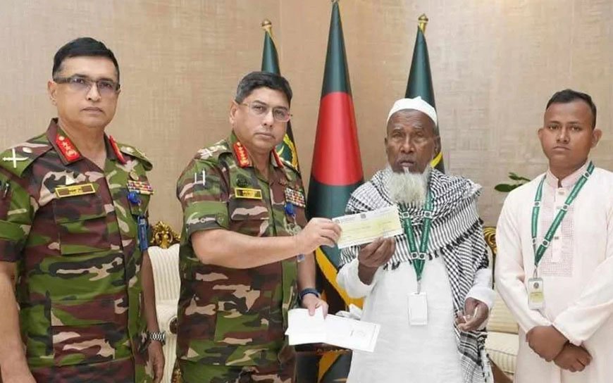আবু সাঈদের বাবা মকবুল হোসেনের হাতে আর্থিক সহায়তা দিয়েছেন সেনাপ্রধান